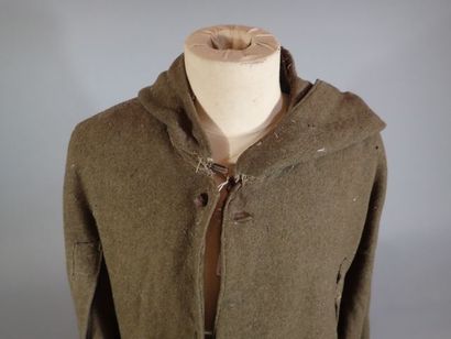 France- Lot d’uniformes : Vareuse de capitaine...