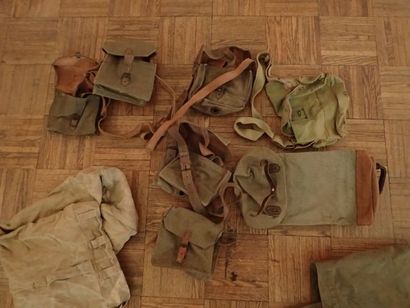 Lot d’équipement militaire : 3 sacs à paquetages,...