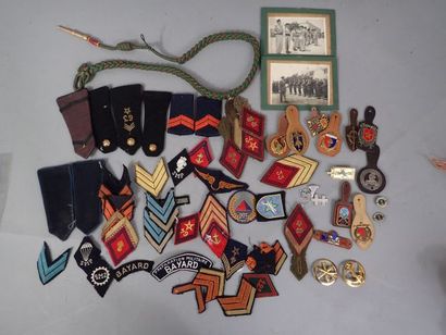 Lot d’insignes militaires en métal ou tissus...