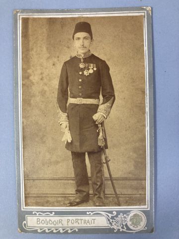 Photographie d'un officier turc en uniforme....