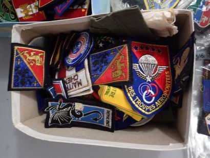 Fort lot d’insignes tissu dont pattes de...