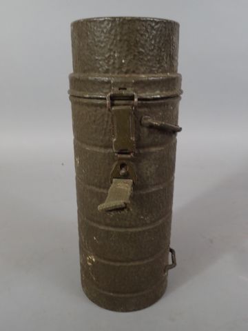 Lot d’un étui de masque à gaz type Bundeswehr...