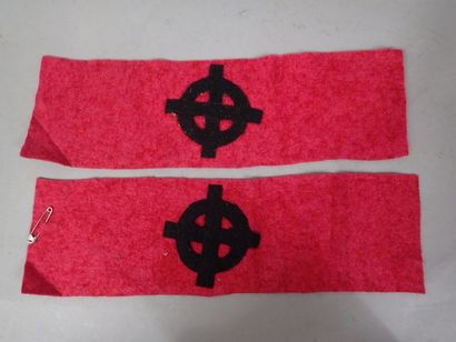 Deux brassards en feutrine rouge ornés d’une...