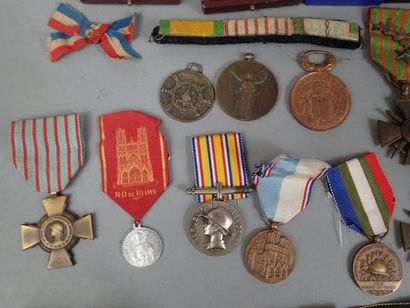 Lot de médailles françaises et étrangères,...