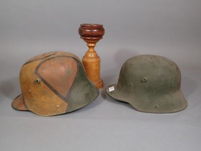 Lot de 3 coques de casque allemand mod 16,...
