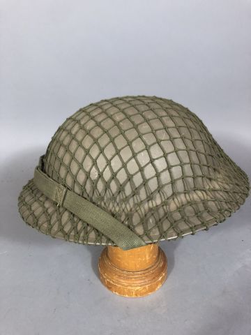 Casque de type britannique en acier peint...