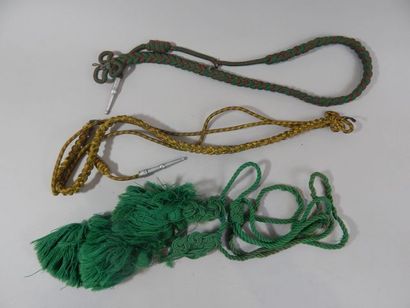 Deux fourragères anciennes, une aux couleurs...