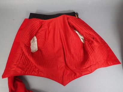Spencer d’officier en drap rouge avec grades,...