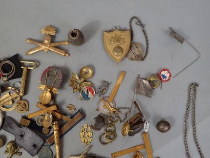 Lot d’insignes, médailles, plaques d’identité,...