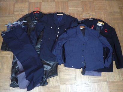 Fort lot d’uniformes français : Armée de...