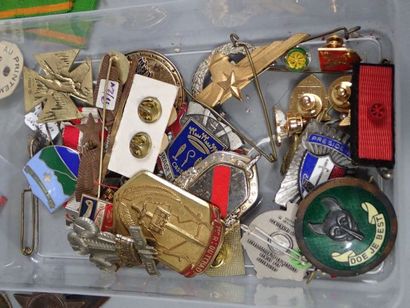 Boite d’insignes tissu et métal Français...