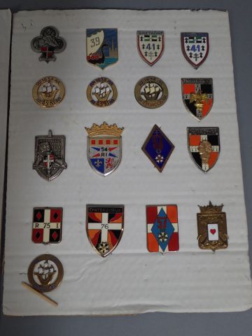 Lot d’insignes Infanterie, présentés sur...