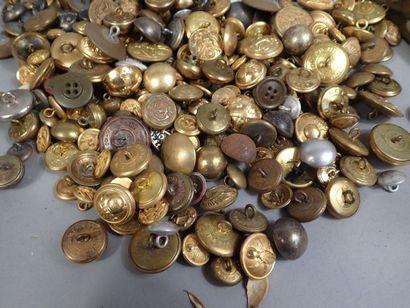 Lot de boutons d’uniforme France et étra...