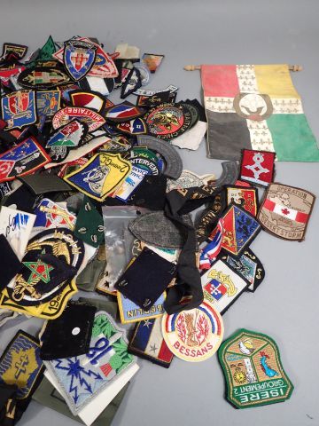 Fort lot d’insignes tissus armée française....