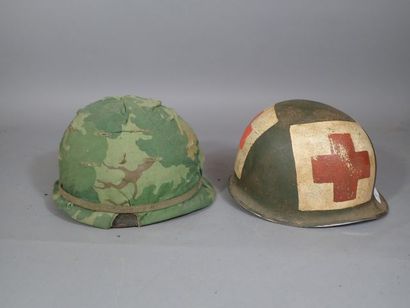 Lot : 1 Casque US, M1 avec insigne d’infirmier...