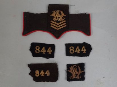 Ensemble d’insignes et de pattes de collet...