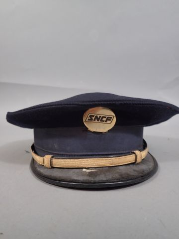 4 casquettes dont Armée de L’air, Police,...