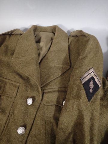 Uniforme de gendarme comprenant : un blouson...
