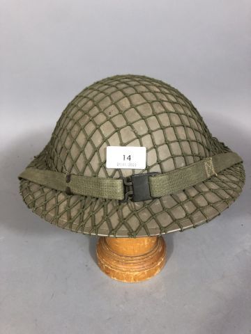 Casque de type britannique en acier peint...