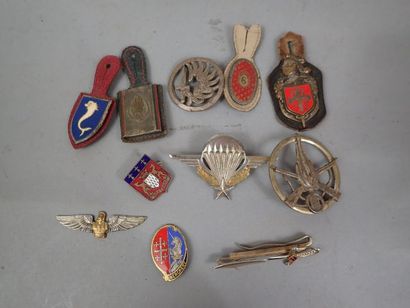 Lot d’insignes régimentaires et brevet Para...