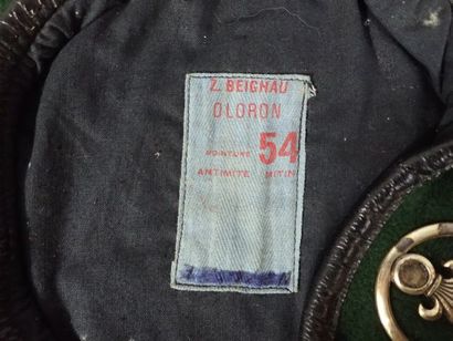 8 bérets para et légion avec 6 insignes....