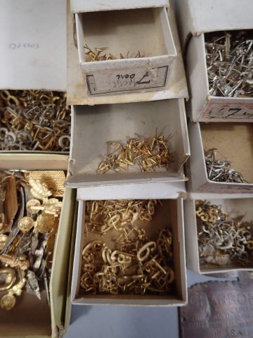 Lot d’insignes pour coiffure : Chiffres,...