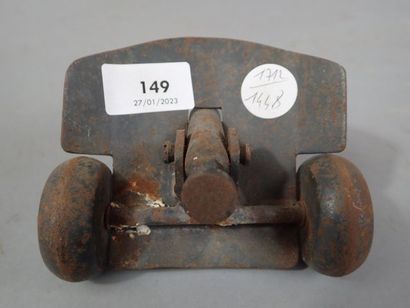 Petit canon jouet en métal peint gris artillerie,...