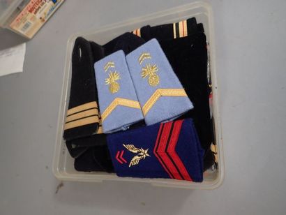 9 boites plastiques d’insignes tissus, épaulettes,...