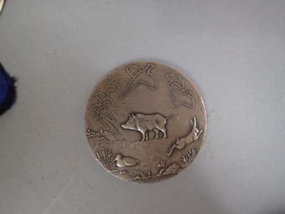 Lot d’insignes en métal et tissus dont Scout,...