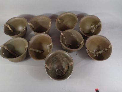 9 coques de casque modèle 51, en acier peint...
