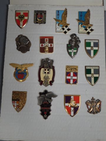 Lot d’insignes Infanterie, présentés sur...
