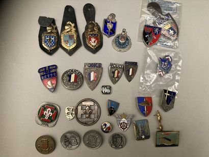 Lot d’insignes Gendarmerie, Police, Armée...