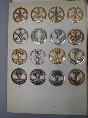 Lot d’insignes français divers : matériel,...