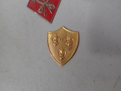 Lot d’insignes métalliques et d’ecus à 3...
