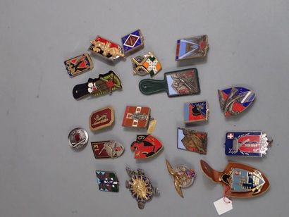 20 insignes artillerie, génie et transmission....