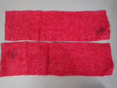 Deux brassards en feutrine rouge ornés d’une...