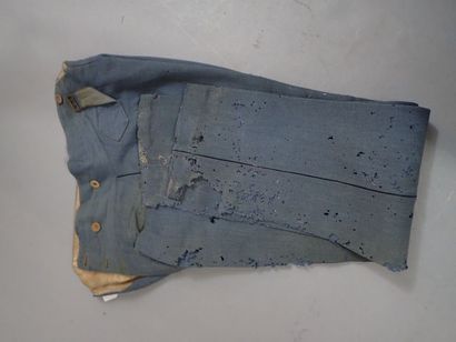Lot d’uniforme français : un pantalon bleu...