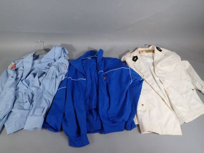 Fort lot d’uniformes français : Armée de...
