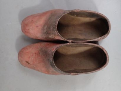 Lot comprenant une paire de sabot, 2 abreuvoirs...