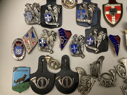 Lot d’insignes : Infanterie, Chasseurs, Armée...
