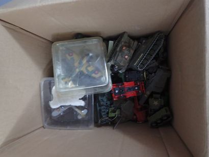 Lot de véhicules militaires et avions miniatures....