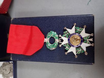 Lot de 4 décorations et une réduction : Croix...
