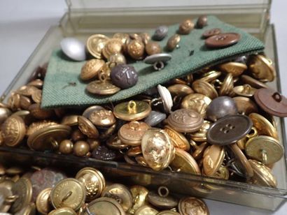 Lot de boutons d’uniforme France et étra...
