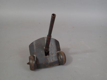 Petit canon jouet en métal peint gris artillerie,...