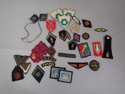 Lot d’une trentaine d’insignes en tissu :...