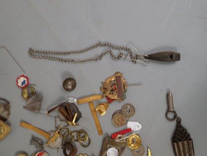 Lot d’insignes, médailles, plaques d’identité,...