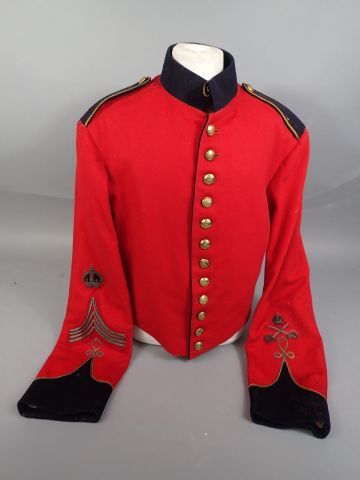Spencer d’officier en drap rouge avec grades,...
