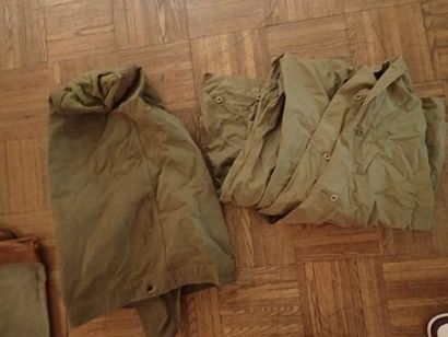 Lot d’équipement militaire : 3 sacs à paquetages,...