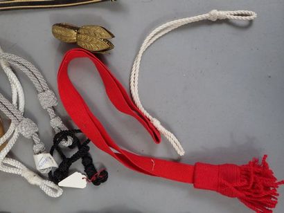 Lot de passementerie, de jugulaires, de fausses...