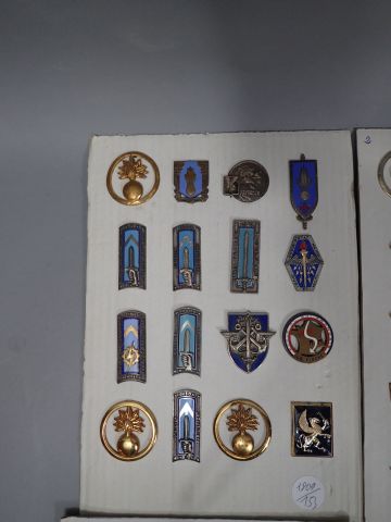 Lot d’insignes français divers : matériel,...